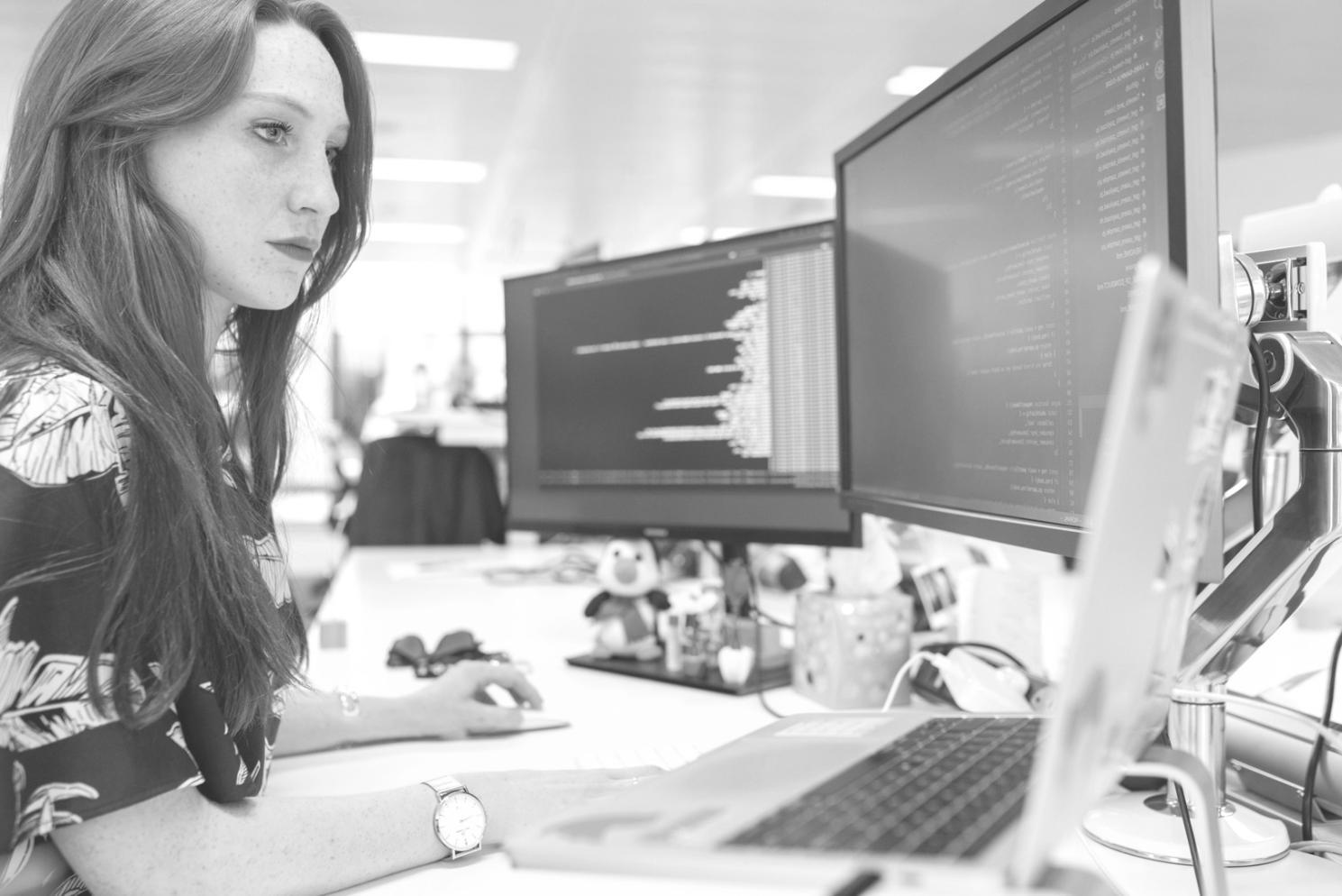 Equipo de meridiqosava trabajando en planificación financiera